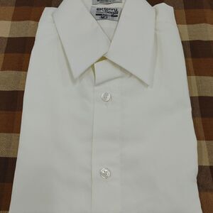 HENRY SEGAL IVORY FITTED MICROFIBER LAY DOWN COLLAR DRESS SHIRT.
